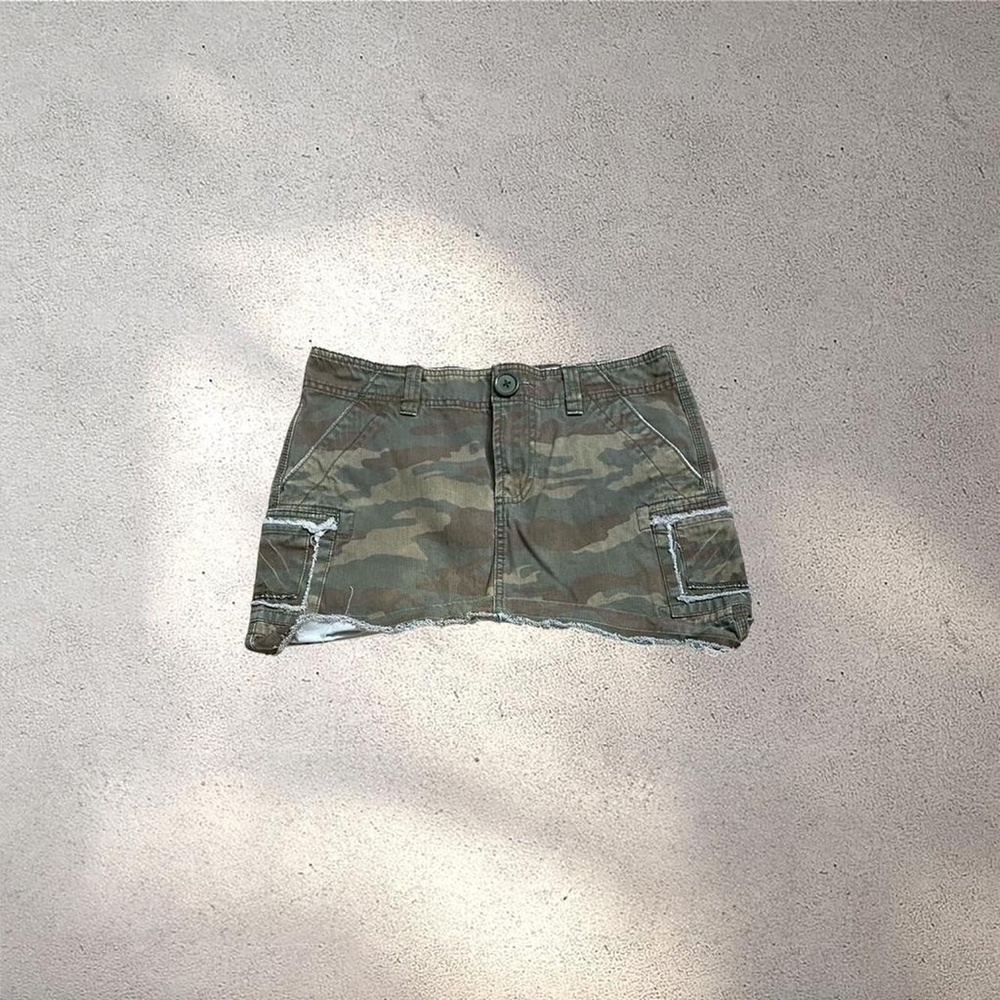 Y2K Old Navy Camo Cargo Mini Skirt // Distressed Raw Hem Grunge 00s - Picture 2 of 6